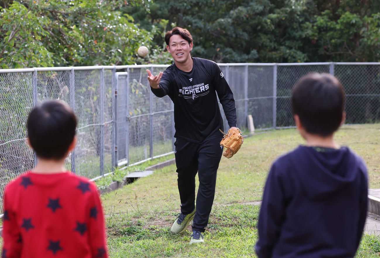 養護施設の子どもたちと交流する日本ハム根本（撮影・黒川智章）