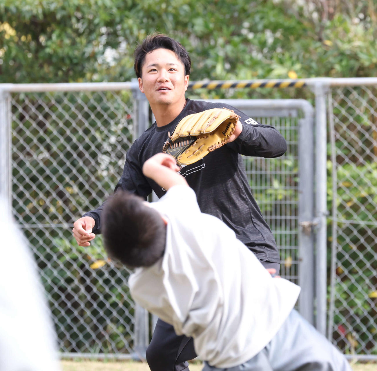 養護施設の子どもたちと交流する日本ハム奈良間（撮影・黒川智章）