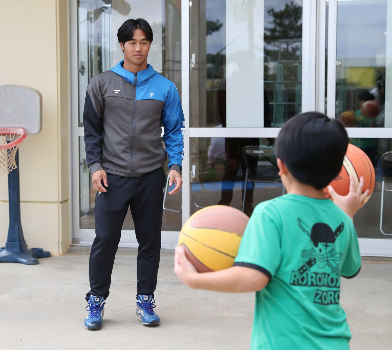 養護施設の子どもたちと交流する日本ハム細川（撮影・黒川智章）