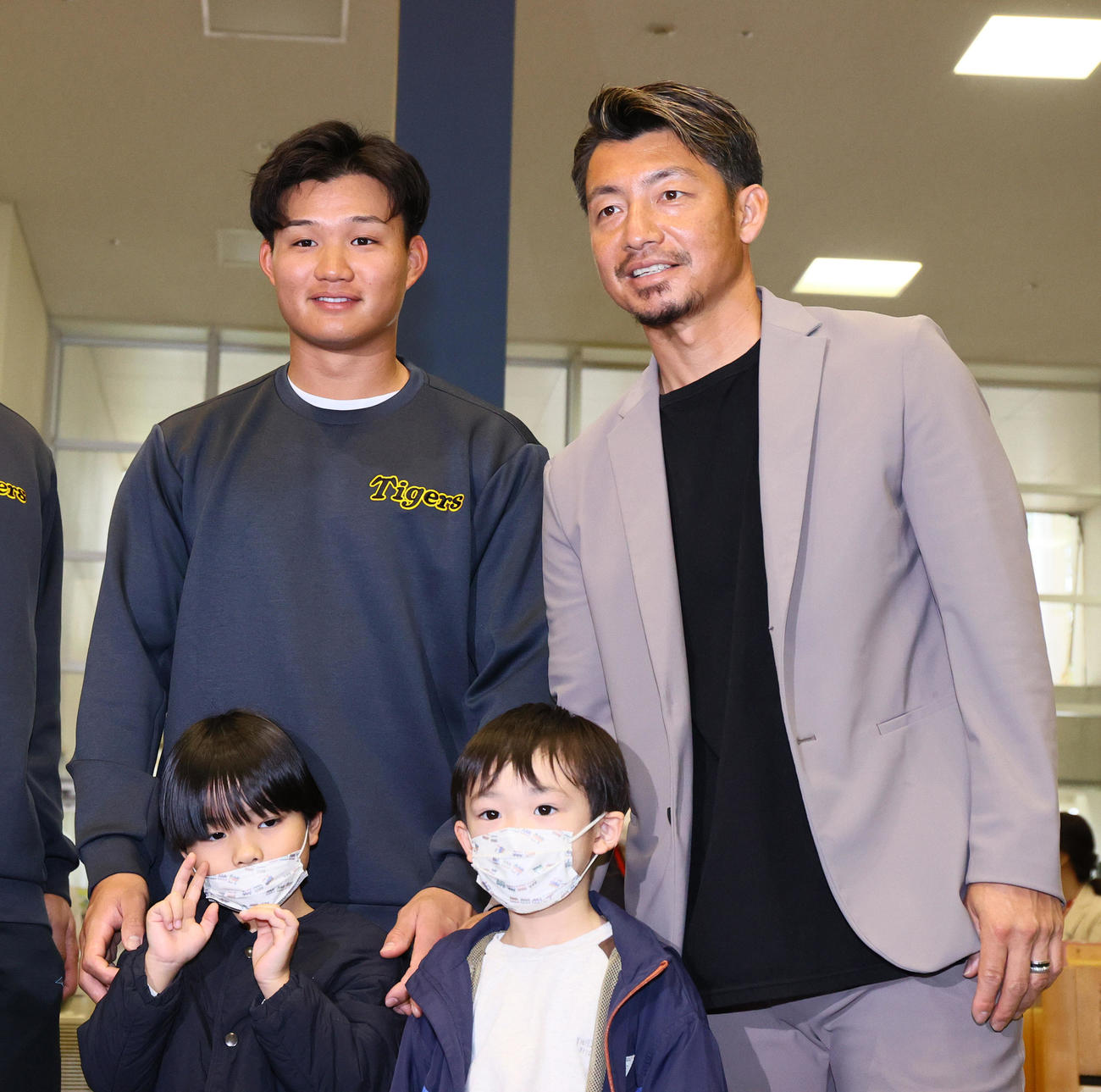 南部こども医療センターを訪問し、子供たちとふれ合う森下（左）と日刊スポーツ評論家の鳥谷氏（撮影・上山淳一）