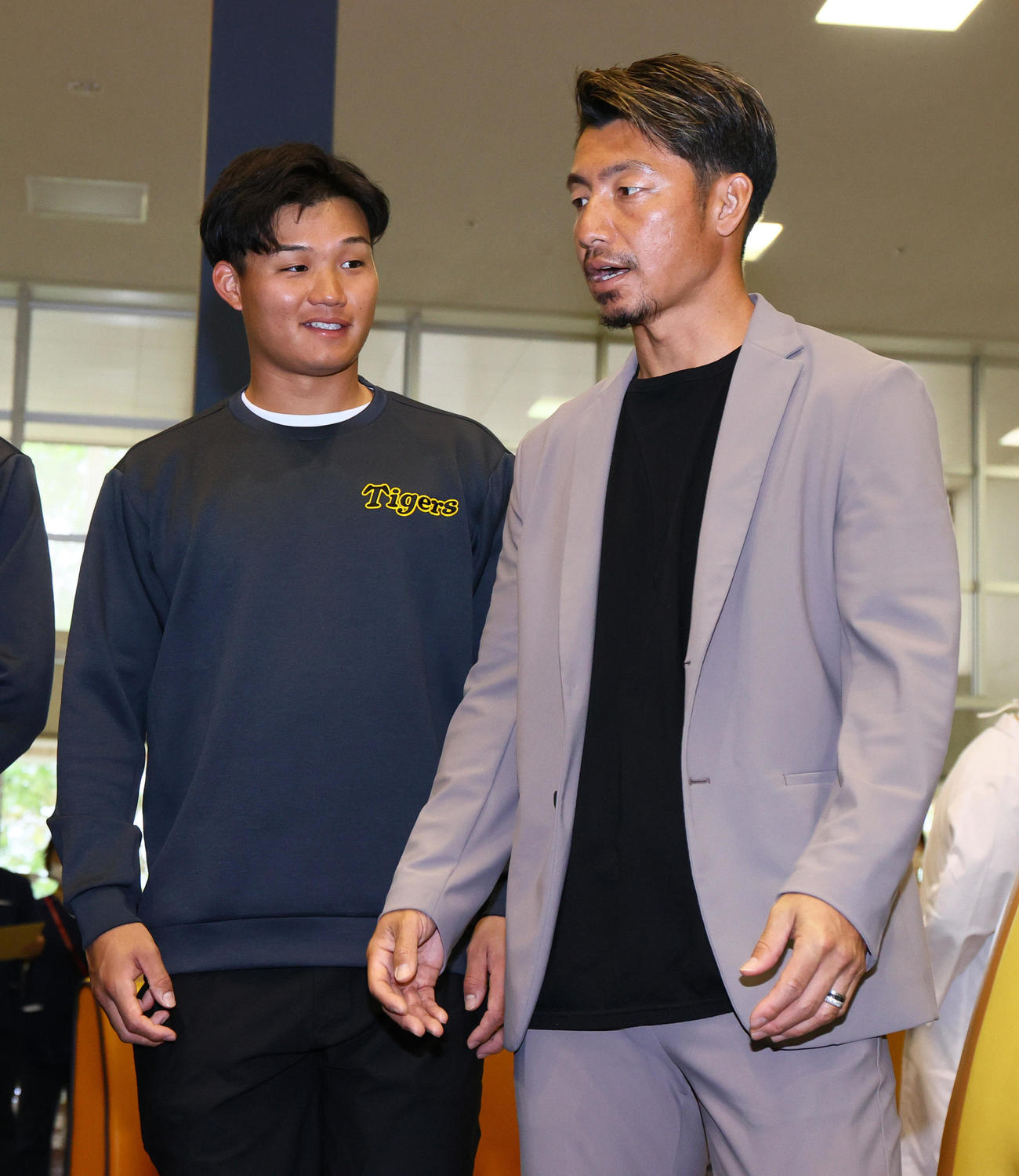 南部こども医療センターを訪問した森下（左）と日刊スポーツ評論家の鳥谷氏（撮影・上山淳一）