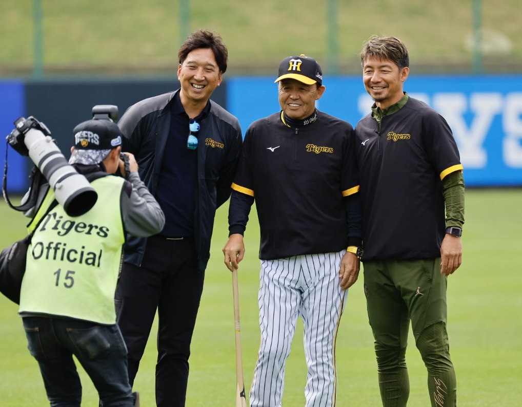 阪神春季キャンプ　記念撮影に納まる（左から）藤川球児SA、岡田彰布監督、鳥谷敬臨時コーチ（撮影・藤尾明華）