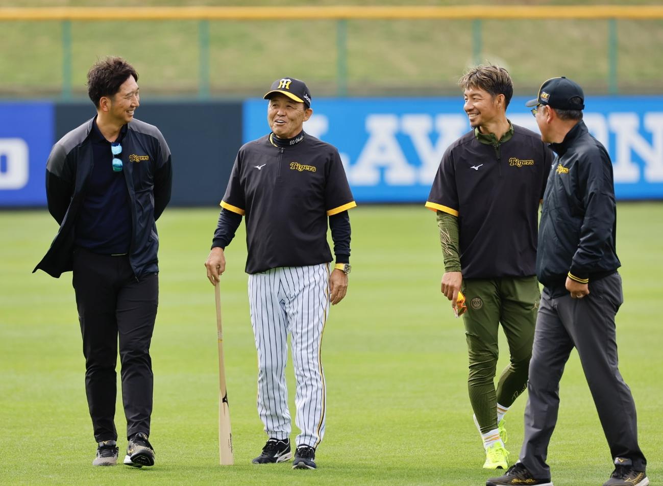 阪神春季キャンプ　談笑する（左から）藤川球児SA、岡田彰布監督、鳥谷敬臨時コーチ（撮影・藤尾明華）