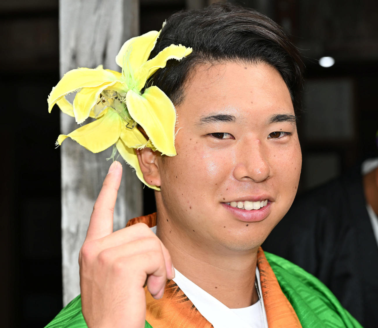 休日に石垣やいま村を訪れたロッテ上田は、琉装体験し頭の花飾りを指さす（撮影・滝沢徹郎）