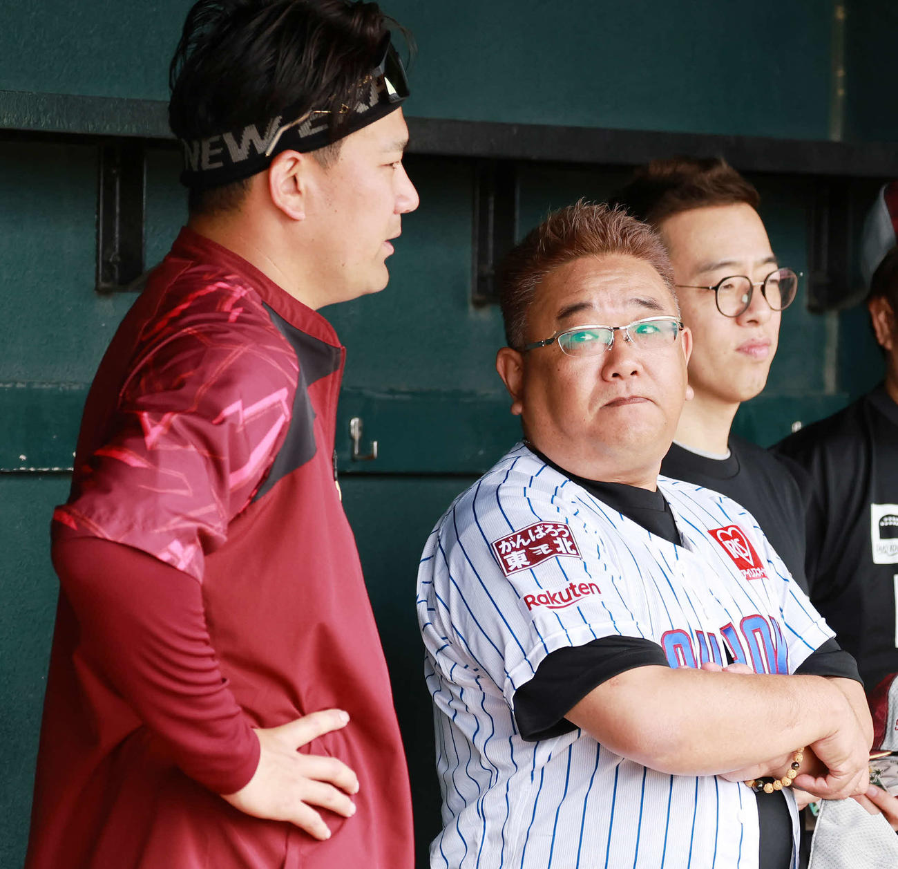 ベンチで話す楽天田中将（左）とサンドウィッチマンの伊達みきお（撮影・鈴木正人）
