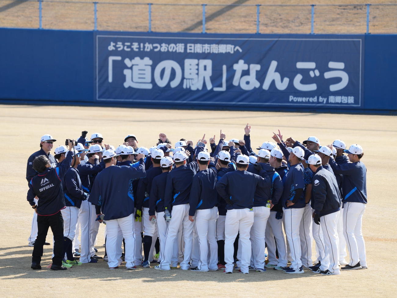 ウォーミングアップ終わりに輪になって雄叫びを上げる西武ナイン（撮影・小沢裕）