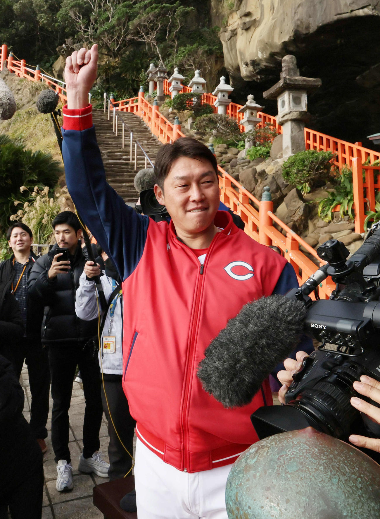 鵜戸神宮を参拝後、投げた運玉が亀石に入り、喜ぶ広島新井監督（撮影・加藤孝規）