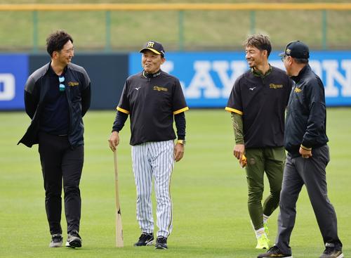 阪神春季キャンプ　談笑する（左から）藤川球児SA、岡田彰布監督、鳥谷敬臨時コーチ（撮影・藤尾明華）