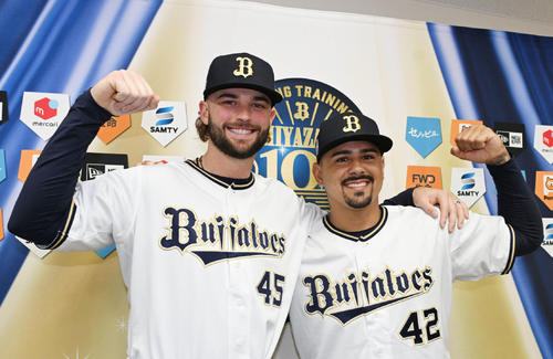 入団会見を行いポーズを取るオリックスのトーマス（左）とマチャド（撮影・和賀正仁）