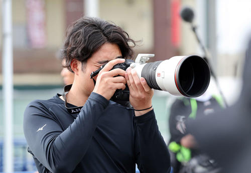 カメラを構える楽天滝中（撮影・鈴木正人）