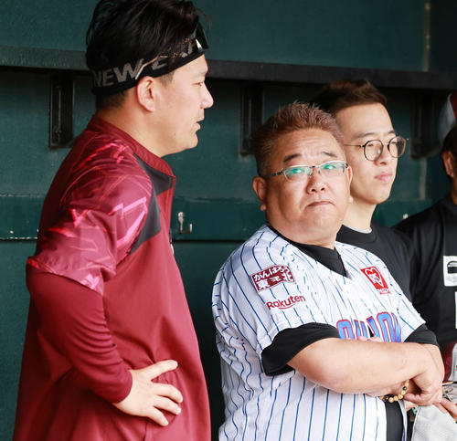 ベンチで話す楽天田中将（左）とサンドウィッチマンの伊達みきお（撮影・鈴木正人）
