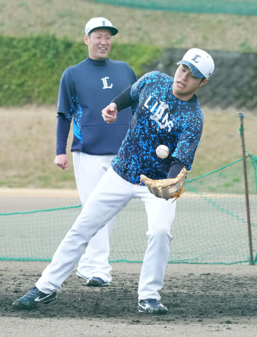 西武南郷キャンプ　内野ノックを受ける甲斐野（撮影・小沢裕）