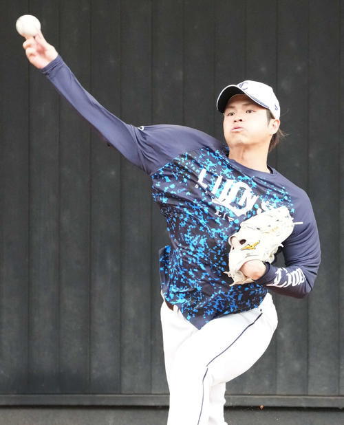 西武南郷キャンプ　個別練習の時間を使いブルペン入りした西武甲斐野（撮影・小沢裕）