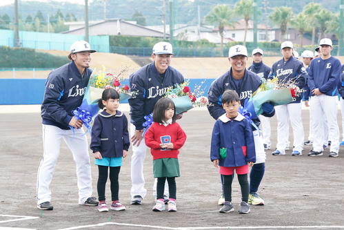 歓迎セレモニーで花束贈呈に臨んだみなと保育園の園児たちと記念撮影する西武の、左から田村、松井監督、佐藤龍（撮影・小沢裕）
