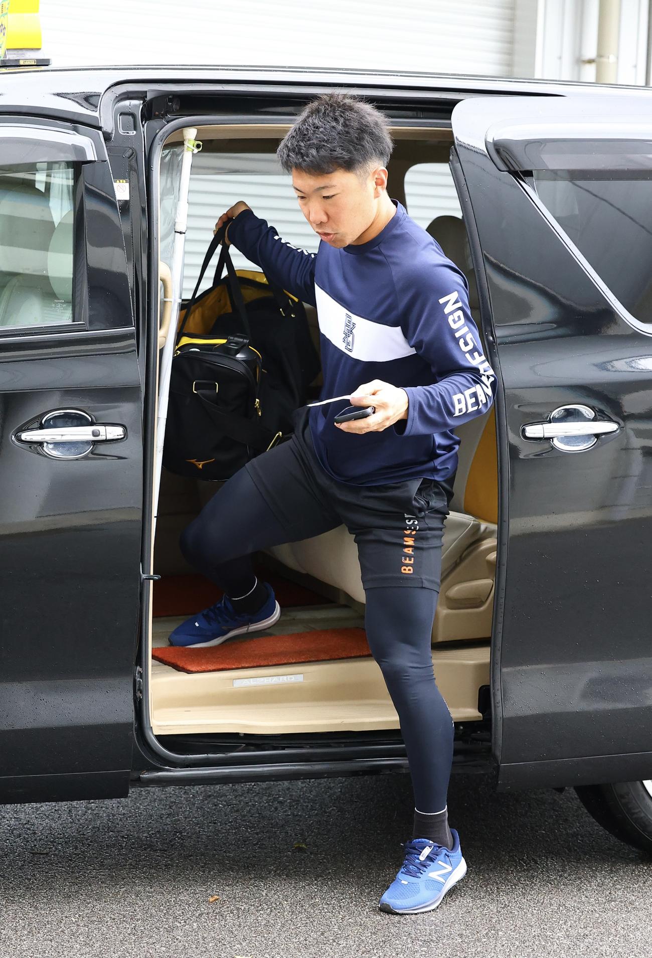 阪神春季キャンプ　休日返上でトレーニングに訪れるた石井大智（撮影・藤尾明華）