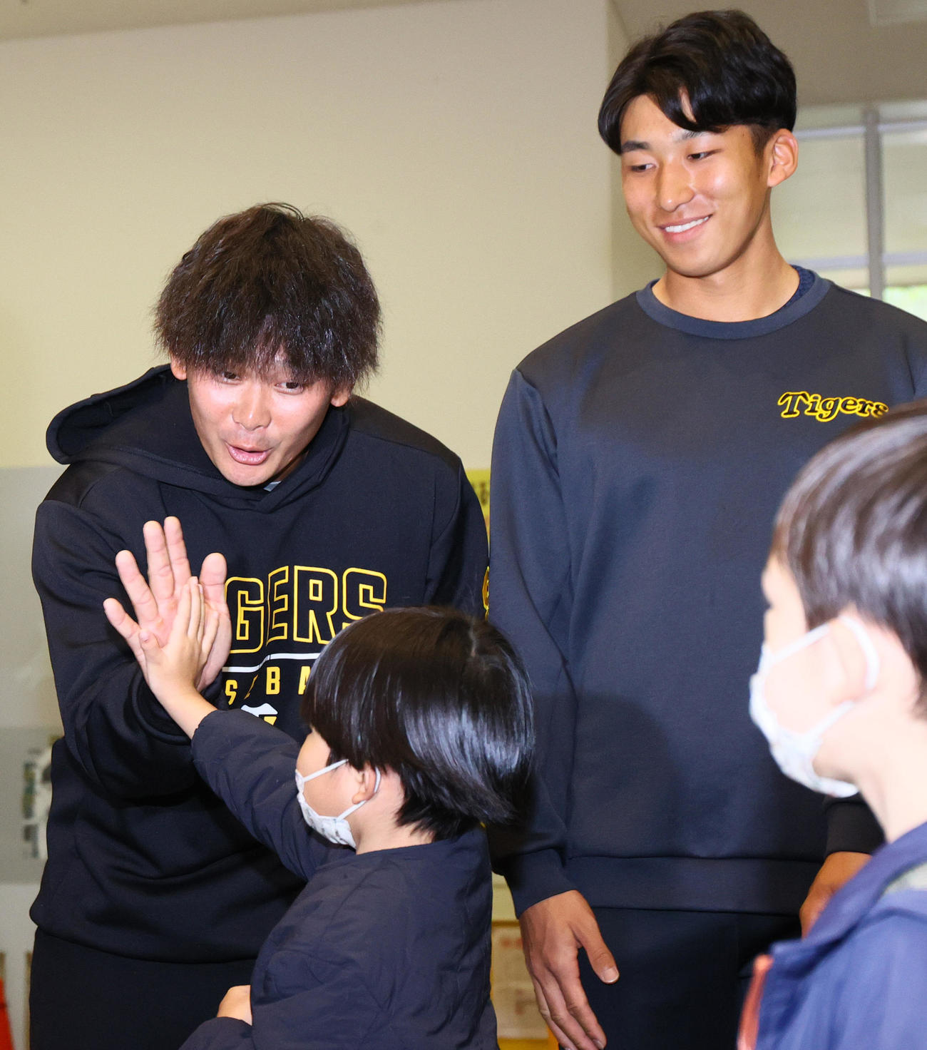 南部こども医療センターを訪問し、子供とふれ合う野口（左）と茨木（撮影・上山淳一）