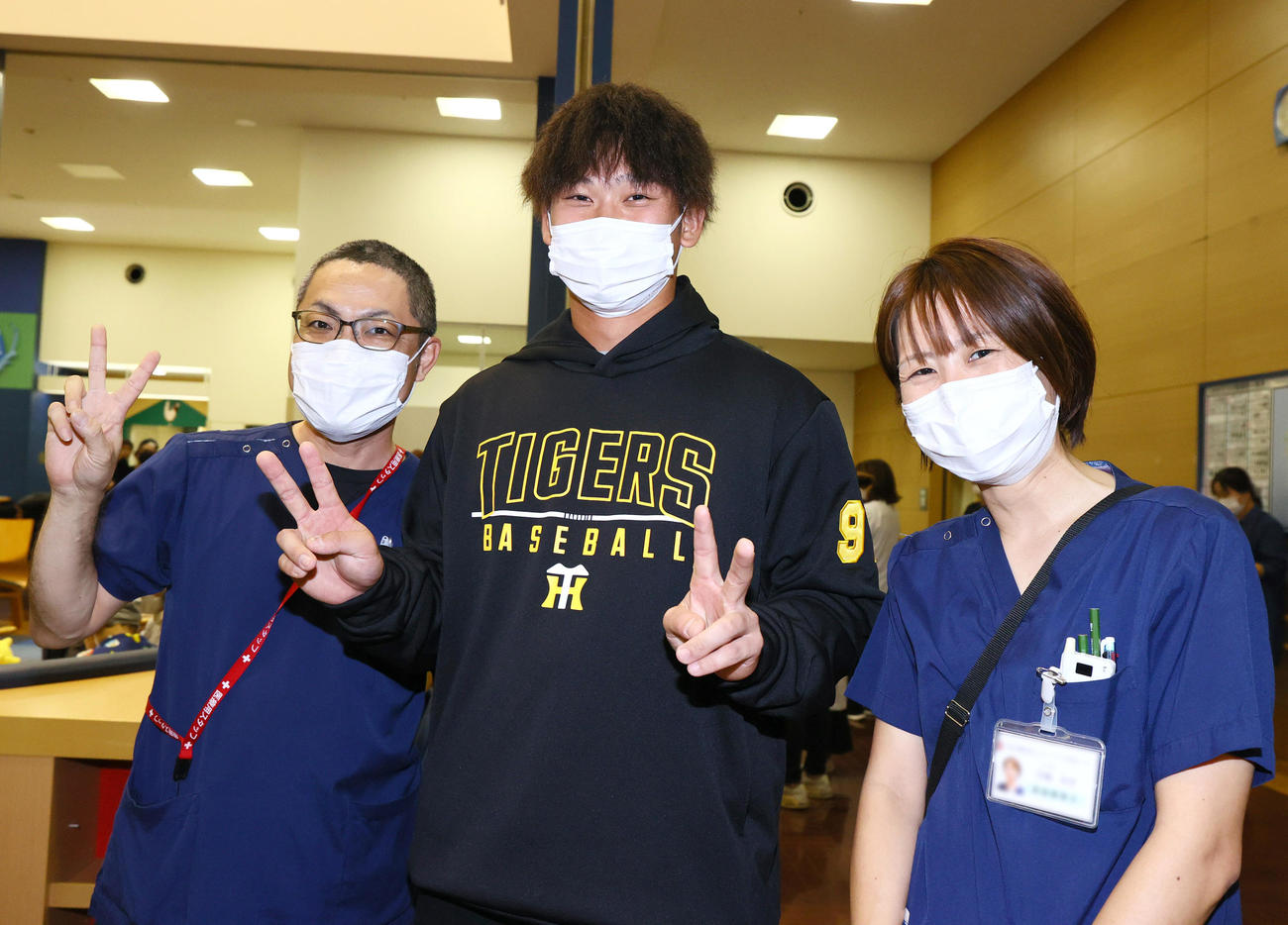 南部こども医療センターを訪問した阪神野口（中央）は病院の関係者とも記念撮影する（撮影・上山淳一）