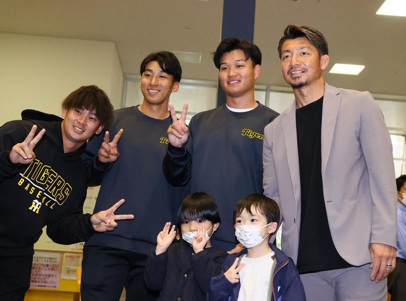 南部こども医療センターを訪問した、左から野口、茨木、森下、鳥谷氏（撮影・上山淳一）