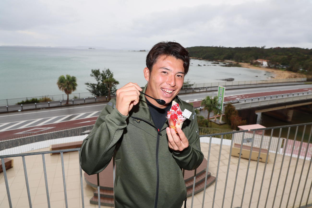 宜野座村特産のいちごを使ったパフェを手に笑顔を見せる椎葉（撮影・加藤哉）