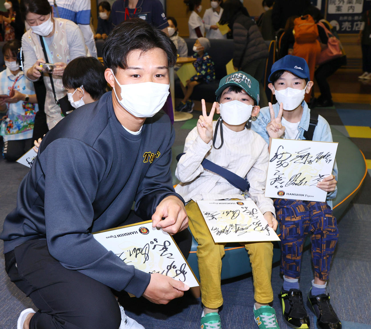 南部こども医療センターを訪問した阪神森下は子供たちと記念撮影する（撮影・上山淳一）