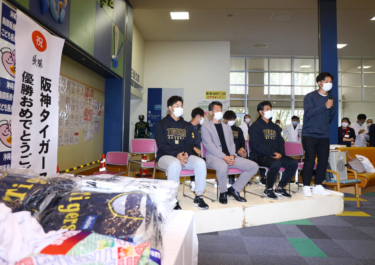 南部こども医療センターを訪問し、あいさつする阪神森下（右）（撮影・上山淳一）