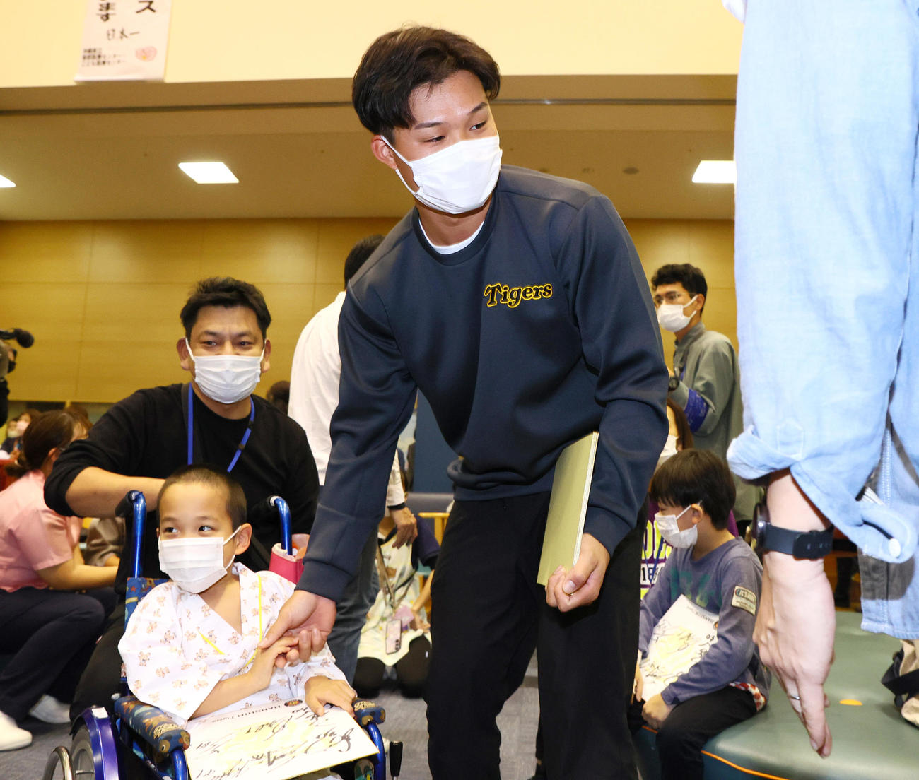 南部こども医療センターを訪問し、子供たちとふれ合う阪神森下（撮影・上山淳一）