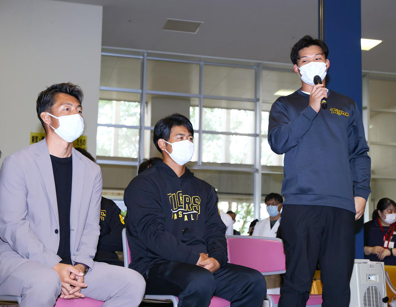 南部こども医療センターを訪問し、子供たちの質問に答える森下（右）。左は日刊スポーツ評論家の鳥谷氏、中央は岡留（撮影・上山淳一）