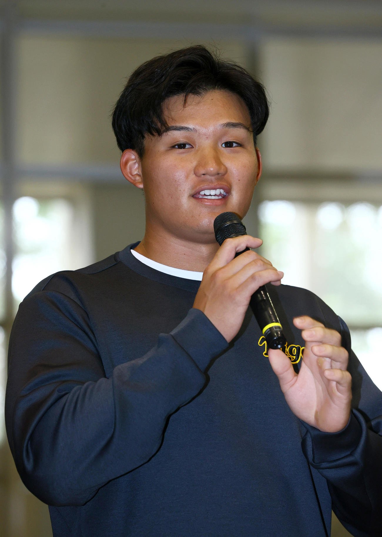 南部こども医療センターを訪問し、あいさつする阪神森下（撮影・上山淳一）