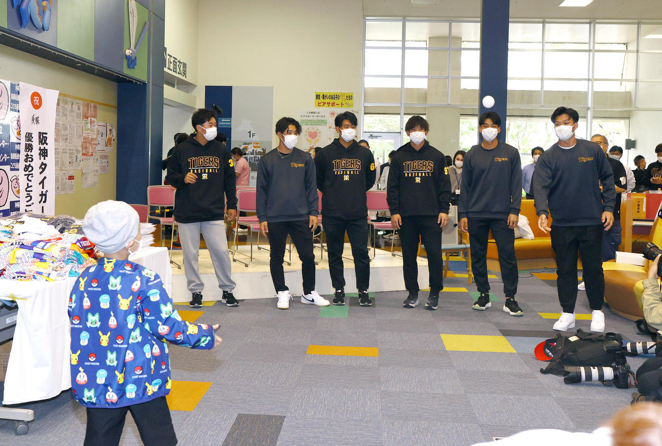 南部こども医療センターを訪問し、子供とキャッチボールする、左から門別、富田、岡留、野口、茨木、森下（撮影・上山淳一）