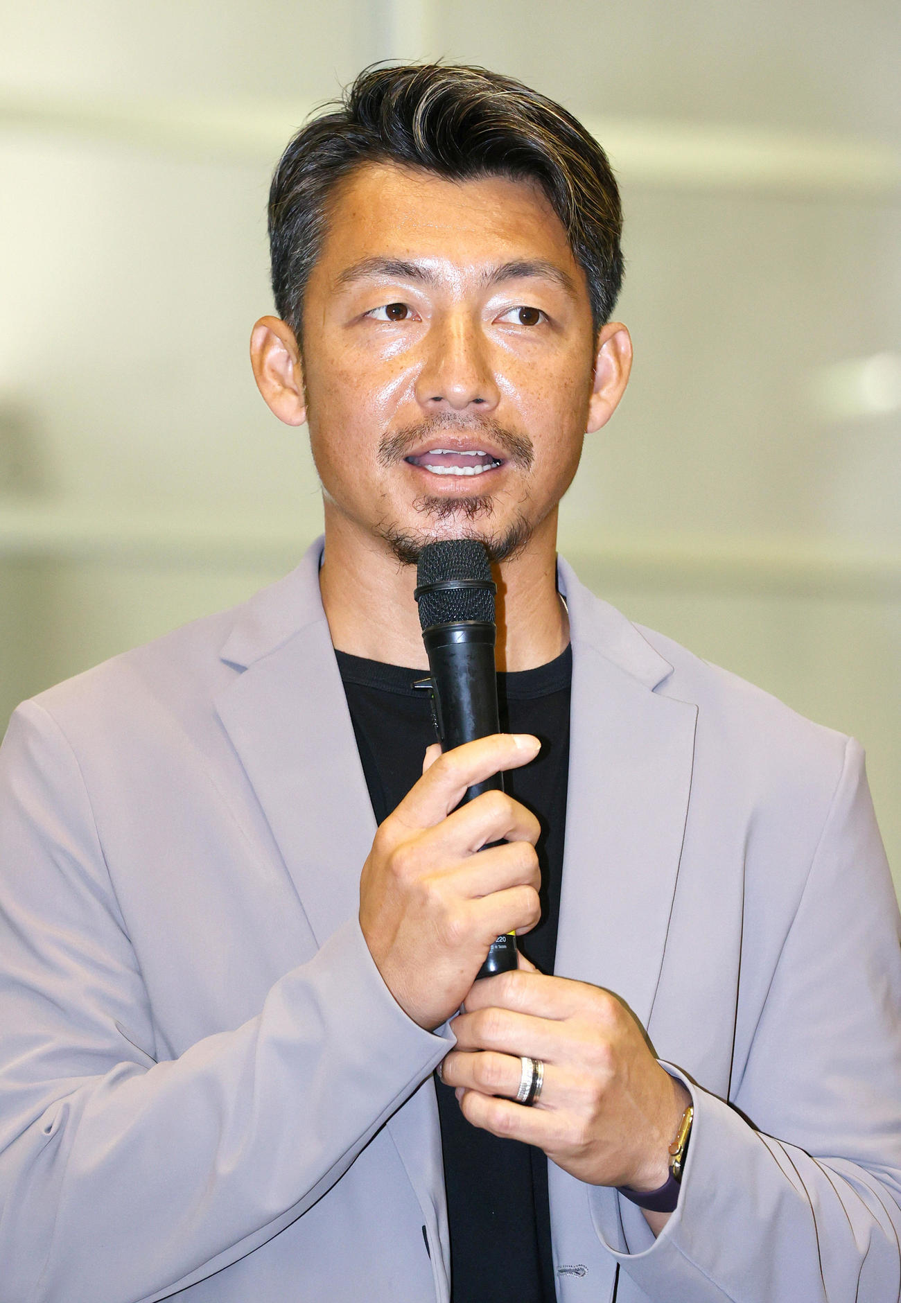 南部こども医療センターを訪問し、あいさつする日刊スポーツ評論家の鳥谷氏（撮影・上山淳一）
