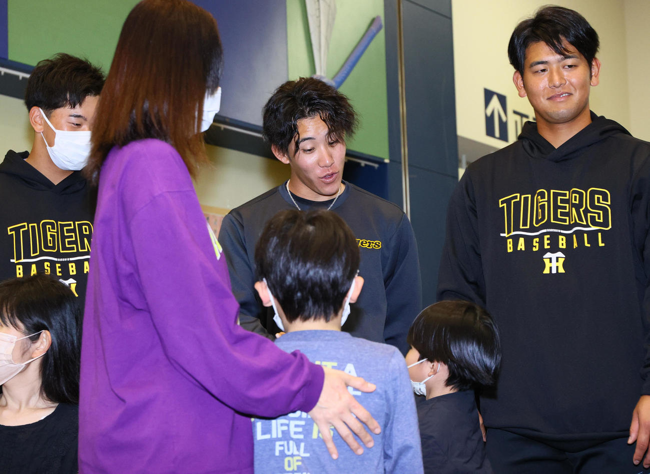 南部こども医療センターを訪問し、子供とふれ合う、門別啓人、富田蓮、岡留英貴（撮影・上山淳一）