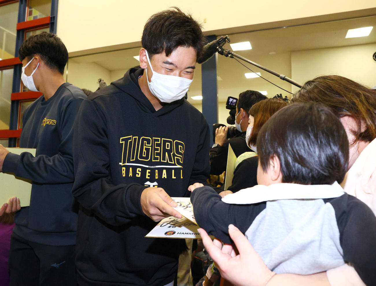 南部こども医療センターを訪問し、子供たちとふれ合う阪神門別啓人（撮影・上山淳一）