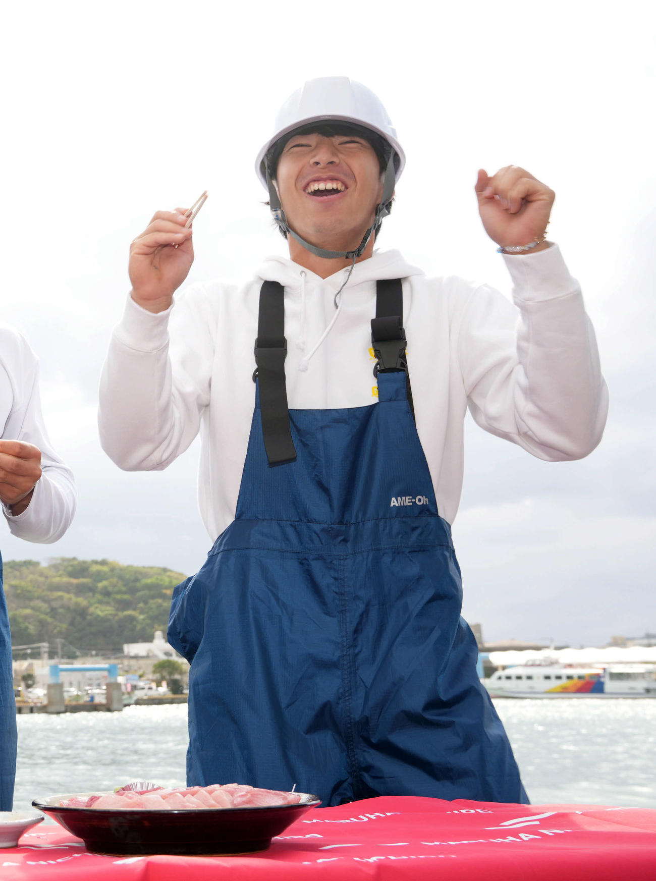 「美味しいです！」マグロを試食し笑顔を見せるDeNAドラフト1位の度会（撮影・たえ見朱実）