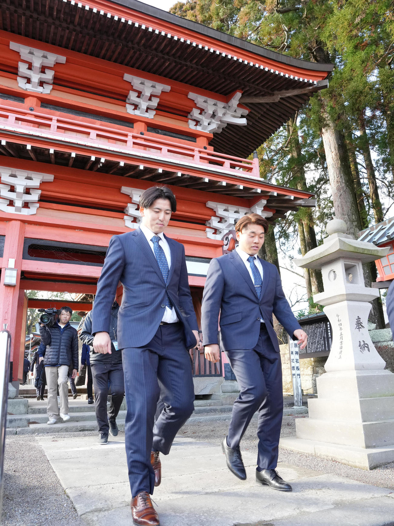 西武南郷キャンプ　宮崎・南郷の榎原神社で必勝祈願を終え引き揚げる西武隅田（左）と蛭間（撮影・小沢裕）