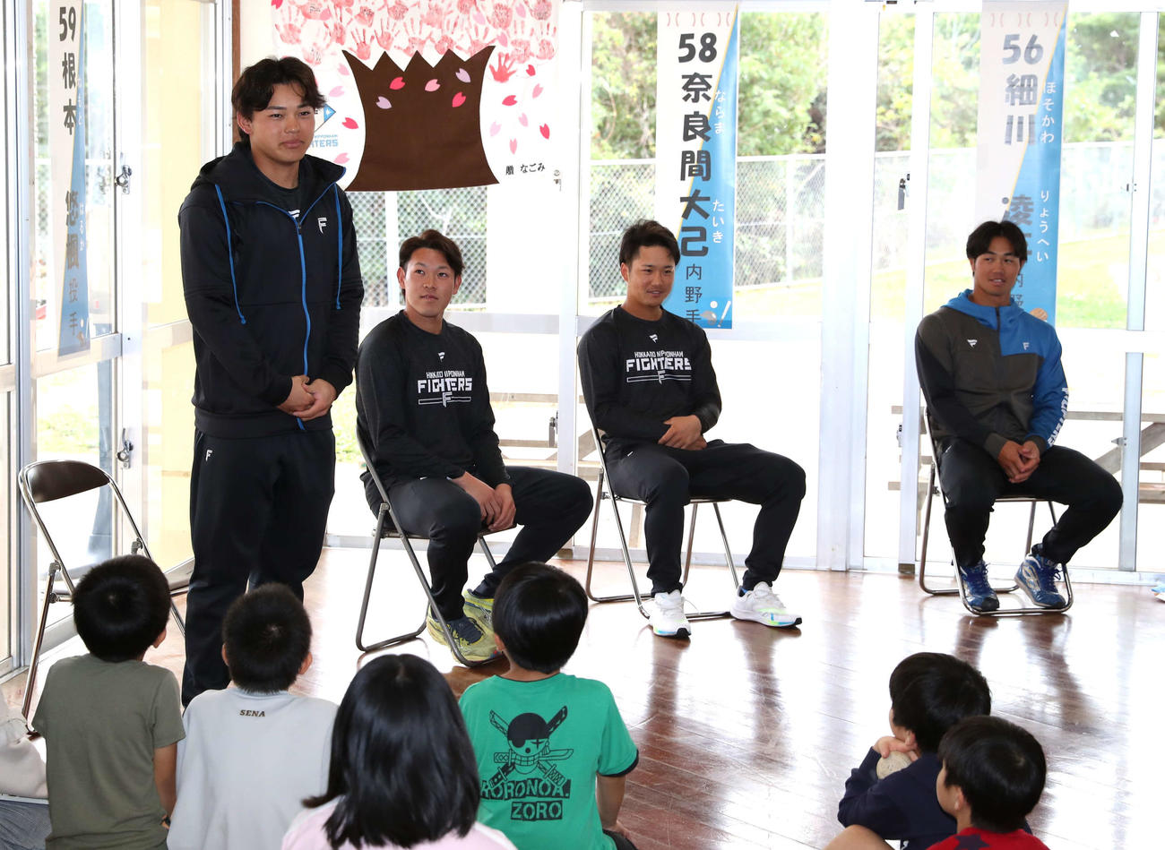 養護施設の子どもたちと交流する左から日本ハム田宮、根本、奈良間、細川（撮影・黒川智章）