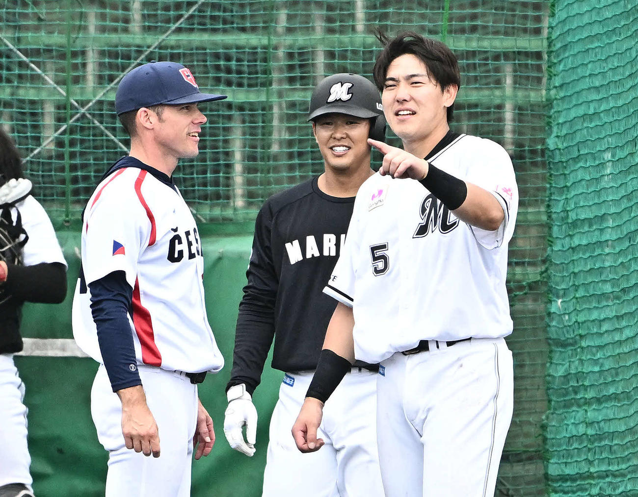 特打を終えたロッテ安田（右）と中村奨（中央）は、打撃投手を務めたチェコ代表ダーハクコーチと話す（撮影・滝沢徹郎）
