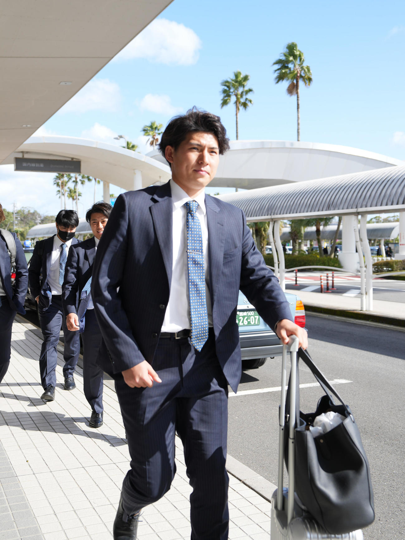 西武南郷キャンプ　宮崎空港に到着した西武武内（撮影・小沢裕）