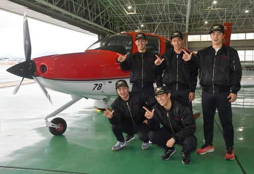 航空大学校を訪れ、訓練機の前でVIVAポーズをとる、前列左からソフトバンク村田、大山、後列左から岩井、前田悠、広瀬（撮影・岩下翔太）