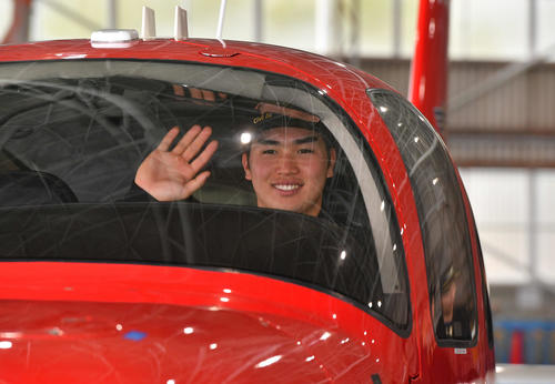 キャンプ休日の新人体験で航空大学校に訪れ、訓練機に搭乗し笑顔で手を振るソフトバンク広瀬（撮影・岩下翔太）