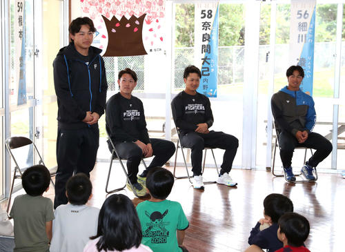 養護施設の子どもたちと交流する左から日本ハム田宮、根本、奈良間、細川（撮影・黒川智章）