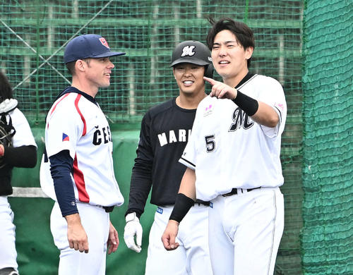 特打を終えたロッテ安田（右）と中村奨（中央）は、打撃投手を務めたチェコ代表ダーハクコーチと話す（撮影・滝沢徹郎）
