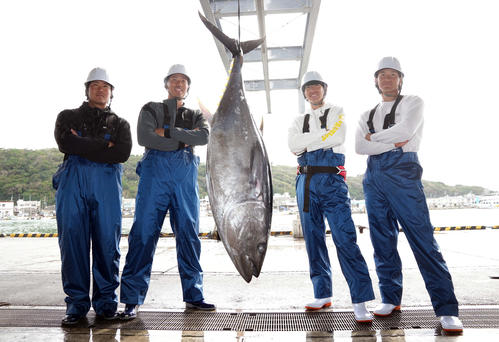 巨大マグロと記念撮影をするDeNAの新人。左から石上、松本凌、度会、井上（撮影・たえ見朱実）