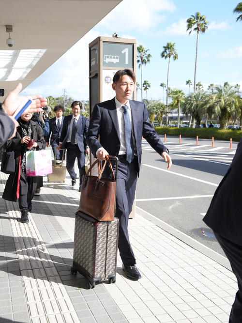 西武南郷キャンプ　宮崎空港に到着した西武源田（撮影・小沢裕）