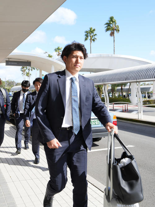 西武南郷キャンプ　宮崎空港に到着した西武武内（撮影・小沢裕）