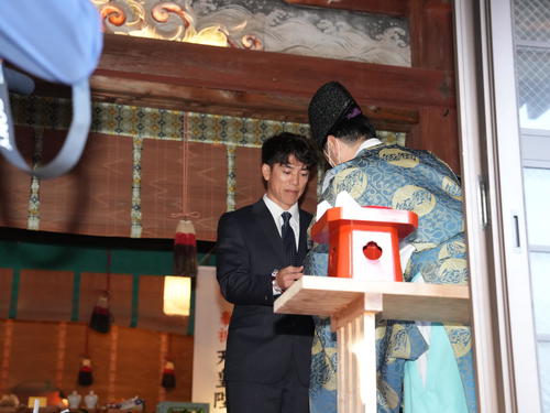 西武南郷キャンプ　宮崎・南郷の榎原神社で必勝祈願でお神酒を受ける西武松井監督（撮影・小沢裕）