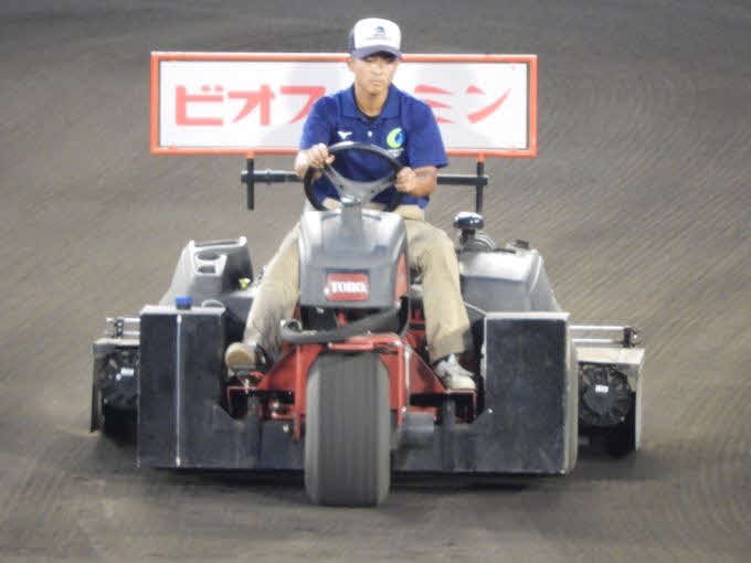 18年から約4年間、阪神園芸でグラウンドキーパーとして勤務したオリックス新通訳の柴田凌さん（本人提供）