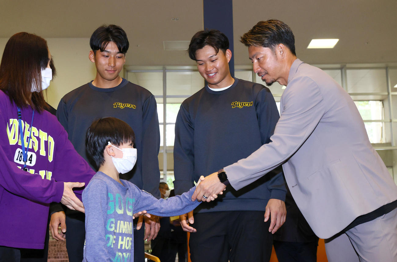 南部こども医療センターを訪問し、子供とふれ合う、左から茨木、森下、日刊スポーツ評論家の鳥谷氏（撮影・上山淳一）
