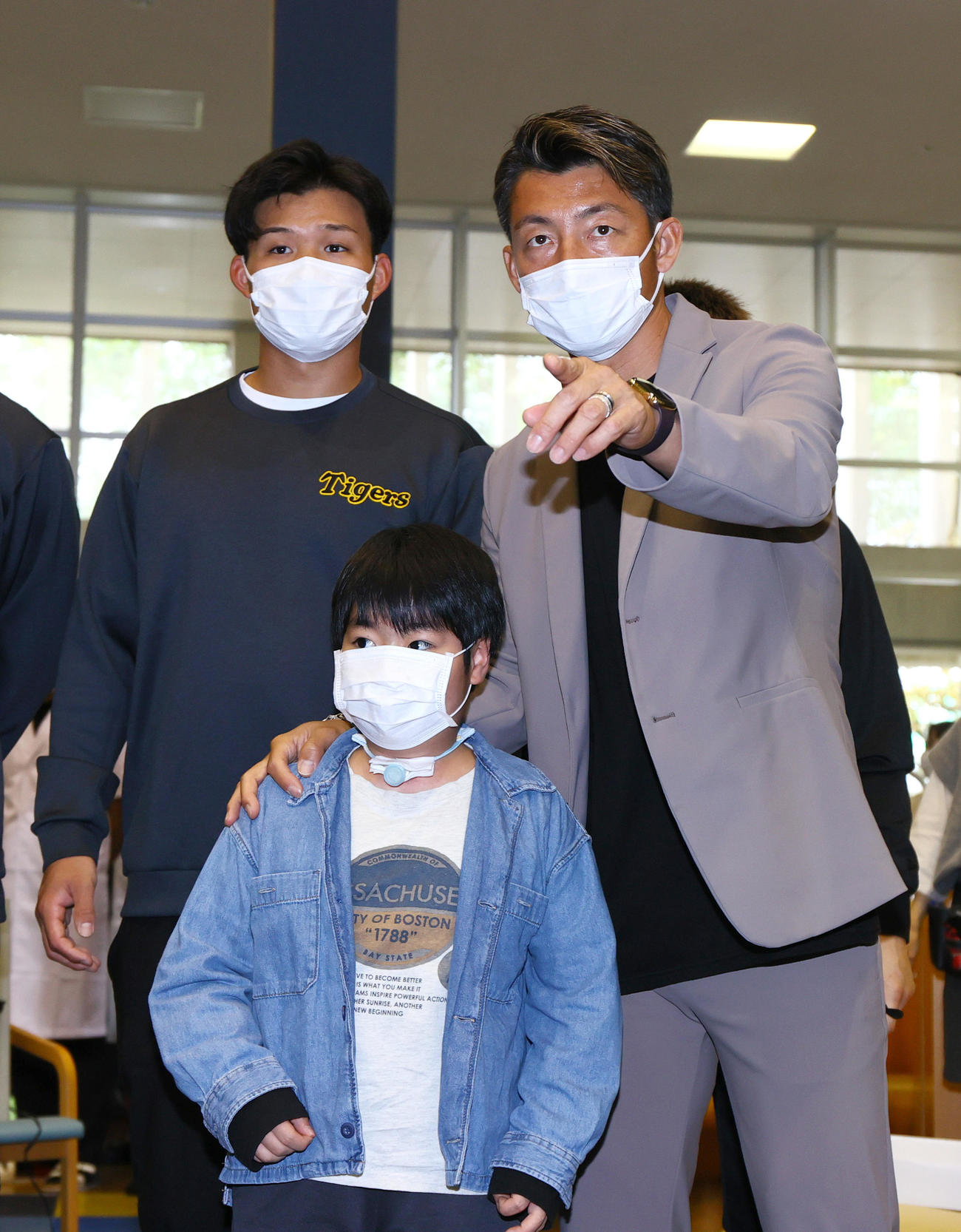 南部こども医療センターを訪問し、子供たちとふれ合う森下（左）と日刊スポーツ評論家の鳥谷氏（撮影・上山淳一）