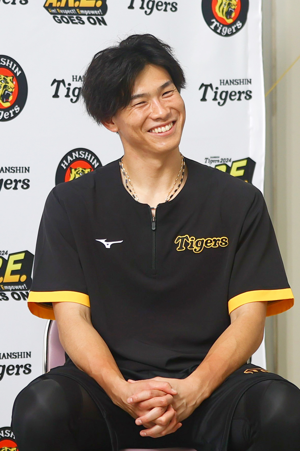 岩田稔氏と対談し笑顔を見せる阪神湯浅（撮影・上山淳一）