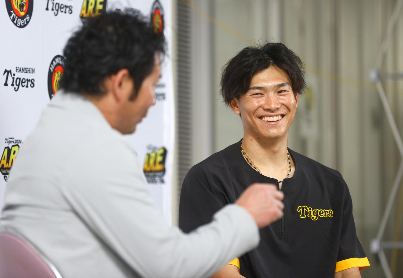 岩田稔氏と対談し笑顔を見せる阪神湯浅（撮影・上山淳一）
